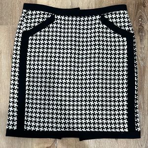 Vintage DKNY Wool Houndstooth Black and White Skirt with Pockets Size 6
